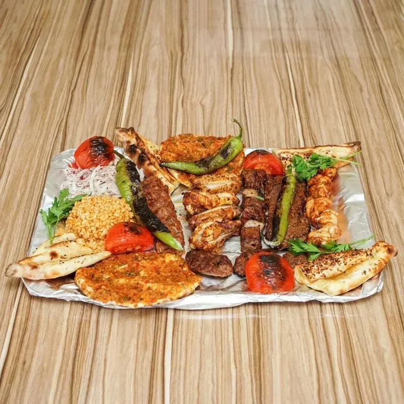 Vali kebabı: çeşitli şişler ve pirzolalarla büyük tabak