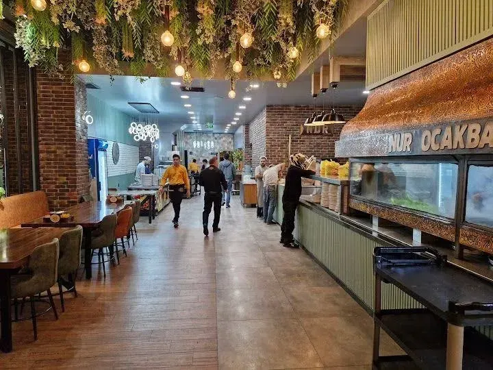Bitkilerle süslü tavanı, ahşap masaları ve bakır davlumbazlı ocağıyla restoranın uzun salonu
